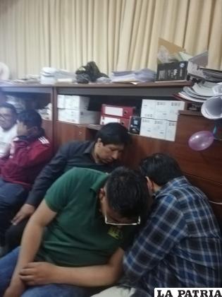 Funcionarios de Planificación esconden la cabeza al ser descubiertos / CL