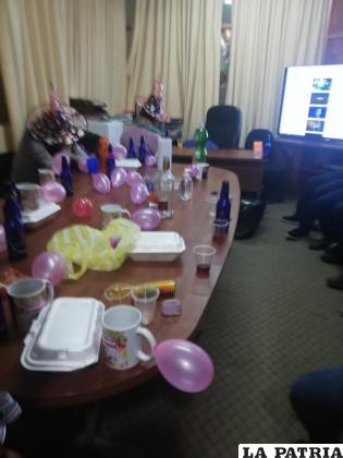 Las bebidas alcohólicas encontradas en una mesa en la oficina de Planificación /CL