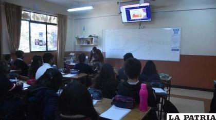 Estudiantes de colegio en clases /RR.SS.
