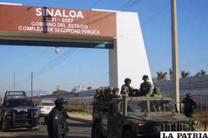 Agentes de la policía y soldados vigilan la ciudad de Culiacán, en el estado de Sonora /AP Foto/Martin Urista, archivo
