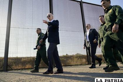 El presidente Joe Biden recorre una franja de la frontera de Estados Unidos con México en El Paso /AP Foto/Andrew Harnik, Archivo