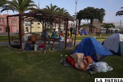 Migrantes venezolanos acampan en un parque en Tacna, Perú /Foto AP/Martín Mejía