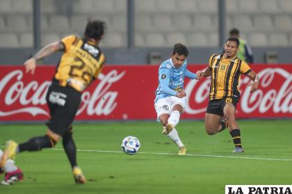 Jhilmar Lora en su afán de rematar, fue autor del único gol del partido /andina.com