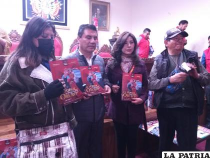 Entrega de la revista â€œEl poder de tus brazosâ€ a periodistas en conferencia de prensa /LA PATRIA
