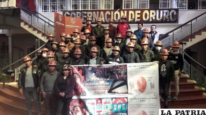 Algunos asistentes a la inauguración luego de la presentación /LA PATRIA 
