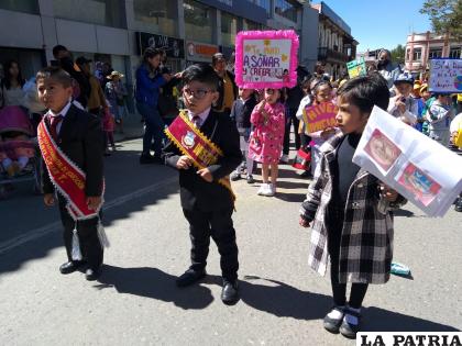 Unidad Educativa Soria Galvarro, en caravana de profesiones rinde su homenaje a los trabajadores /LA PATRIA
