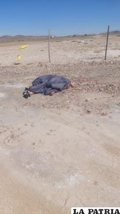 La víctima fue hallada a unos metros de la ruta Oruro-Capachos 
/Cortesía
