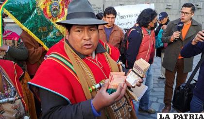 El mallku de Hampaturi, Ramiro Choque, mostrando los billetes /ERBOL