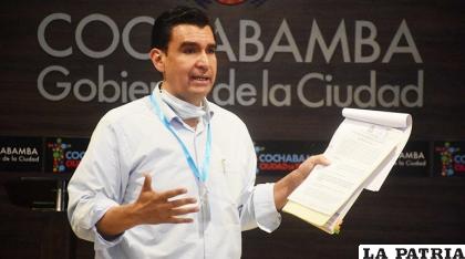 El exalcalde José María Leyes durante una conferencia de prensa /Los Tiempos