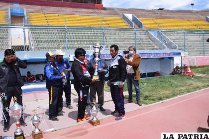 Los dirigentes como todos los años, ofrecen premios especiales para los campeones /LA PATRIA
