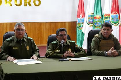 El comandante Ríos (centro) detalla el operativo por Diprove /LA PATRIA
