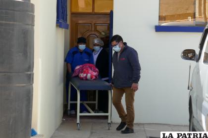 El infante envuelto en una manta es trasladado a la morgue del cementerio /LA PATRIA