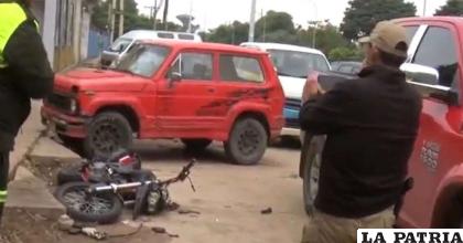  La motocicleta en la que escapaban los antisociales fue abandonada en la calle / RR. SS.