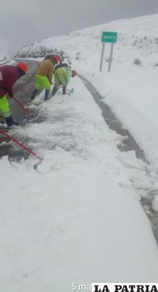 Operarios retirando nieve del tramo Caracollo- Confital /ABC