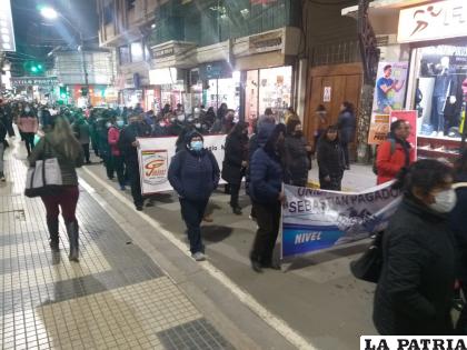 En marcha ayer por la noche, el magisterio ratificó que seguirán con las protestas /LA PATRIA