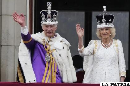 El rey Carlos III y la reina Camila de Gran Bretaña saludan a la multitud desde el balcón del Palacio de Buckingham /Foto AP/Frank Augstein