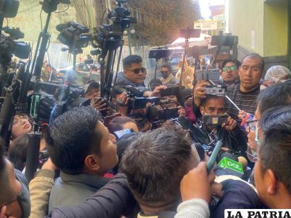 Periodistas tras la noticia /LA PATRIA