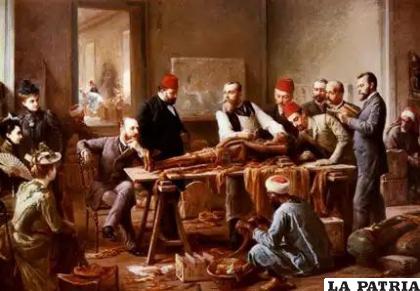 Arqueólogos asisten al desenvolvimiento de la momia de Ta-Uza-Ra, sacerdotisa de Amón, en este óleo de finales del siglo XIX del artista francés Paul Philippoteaux. La egiptomanía reinó durante la era victoriana, por lo que las fiestas para desenvolver momias eran un pasatiempo popular /PINTURA DE PAUL DOMINIQUE PHILIPPOTEAUX VIA WIKIMEDIA COMMONS