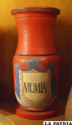 Aunque lleva inscrita la palabra mumia (una sustancia medicinal hallada en la ladera de una montaña persa), este recipiente boticario del siglo XVIII pudo contener momias molidas. En un error de traducción épico, los europeos occidentales que leían sobre la momia creían que la sustancia procedía de cuerpos embalsamados /WIKIMEDIA COMMONS