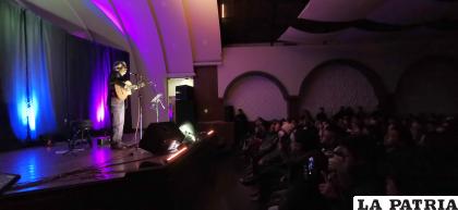 Willy Claure y su guitarra en el escenario del Salón Luis Ramiro Beltrán /LA PATRIA 