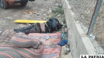 El cuerpo de la persona en situación de calle atrás del Hospital Oruro-Corea /LA PATRIA
