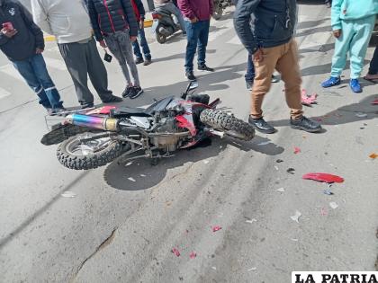La motocicleta quedó con muchos daños materiales /LA PATRIA