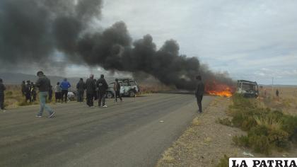 Vehículos son incendiados en plena carretera /RADIO ESTELAR DEL SUR CHALLAPATA