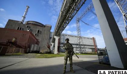 Un militar ruso vigila una zona en torno a la central nuclear de Zaporiyia, en territorio bajo control ruso, en el sureste de Ucrania /AP