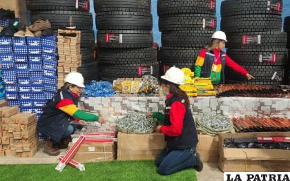 Personal de la Aduana realiza el registro de mercadería decomisada /ANB