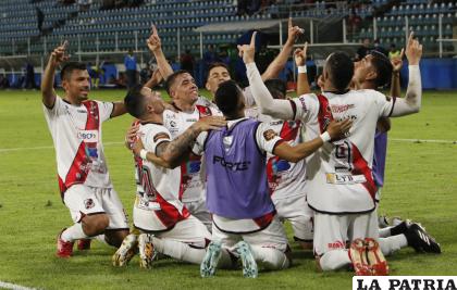 Jugadores de Nacional Potosí celebran el triunfo de visitante /APG