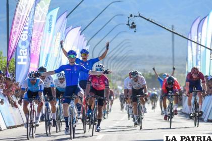 Entrada triunfal de los ciclistas participantes en el certamen internacional /FBC