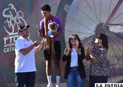 José Manuel Aramayo recibe el premio al ser campeón de su categoría /FBC