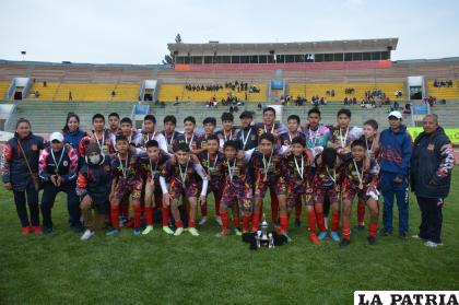 El elenco de Deportivo Zanca se consagró campeón en la Sub-14 /LA PATRIA