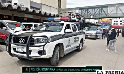 Trasladan a los inmigrantes de la terminal a la Interpol /Policía