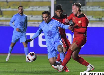 Carmelo Algarañaz intenta burlar la marca de Joaquín Lencinas 
/APG
