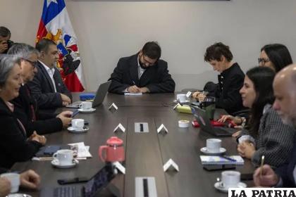 El presidente chileno Gabriel Boric asiste a una reunión con un comité político el día después de las elecciones /AP Foto/Esteban Felix
