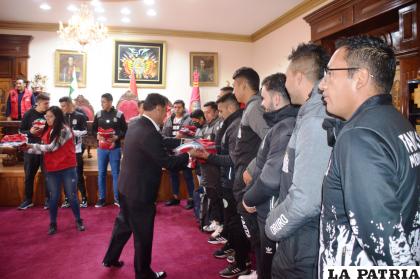 El gobernador hace la entrega de indumentaria deportiva a los integrantes del club /LA PATRIA
