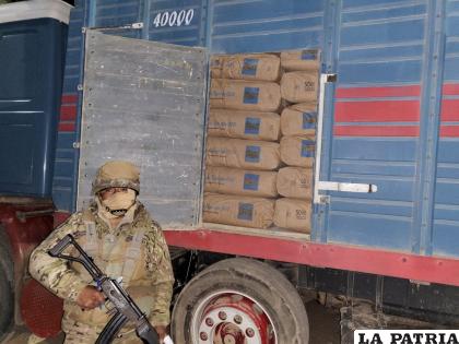 Un militar resguarda un camión incautado /VLCC