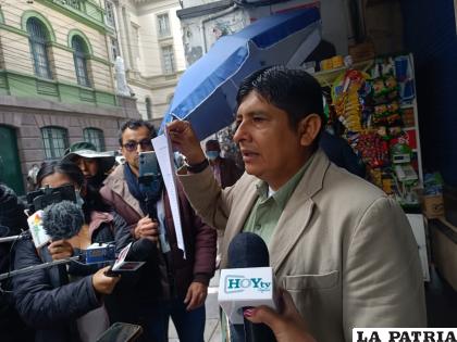 El diputado Rolando Cuellar ayer antes de la presentación de la demanda penal /LA PATRIA