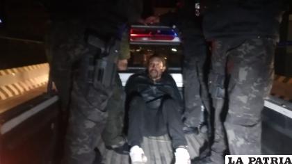 El protagonista siendo trasladado en un carro patrullero /LA PATRIA