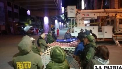 Uniformados manipulan frazadas como â€œcolchonesâ€ por si llegaba a caerse /LA PATRIA