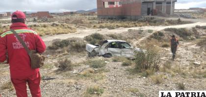 El coche destrozado tras el vuelco de tonel /LA PATRIA
