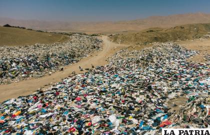 El desierto se convirtió en un basurero de ropa usada / xataka.com