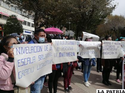 Profesionales del área de salud no descartan trasladar su movilización a La Paz /LA PATRIA
