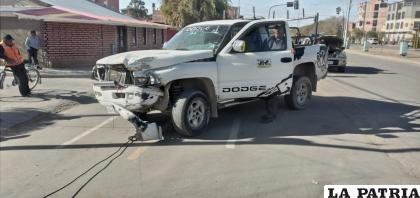 La camioneta registró daños materiales tras la colisión /LA PATRIA