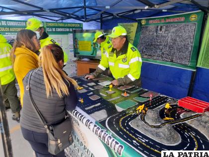 La población acudió a cada uno de los stands /LA PATRIA