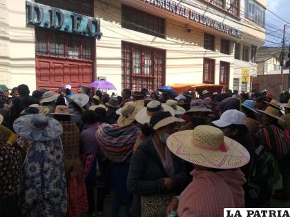 Padres de familia exigen un nuevo director /LA PATRIA