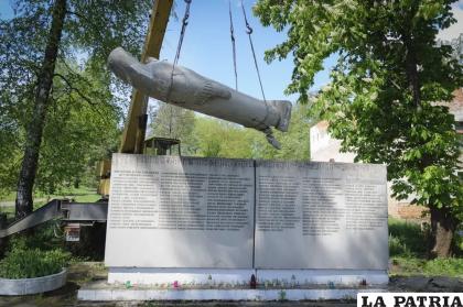 Empleados municipales desmantelan un monumento de la era soviética a los soldados que murieron durante la Segunda Guerra Mundial /AP Foto/Mykola Tys