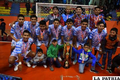 Jugadores orureños, orgullosos con sus medallas y el trofeo de campeón /Emilio Castillo
