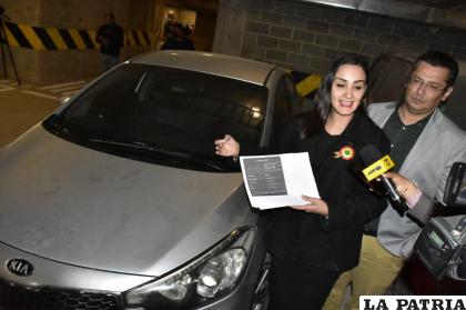 La diputada Nayar muestra el vehículo robado que era utilizado en la Asamblea Legislativa /APG